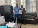 Vereador Rawlinson recebe assinatura de Ordem de Serviço para  calçamentos de Ruas indicados por ele no Distrito de Jaguarão