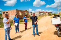 Vereadores Nilson e Joarlen acompanham medição para calçamento de ruas em Jacinto